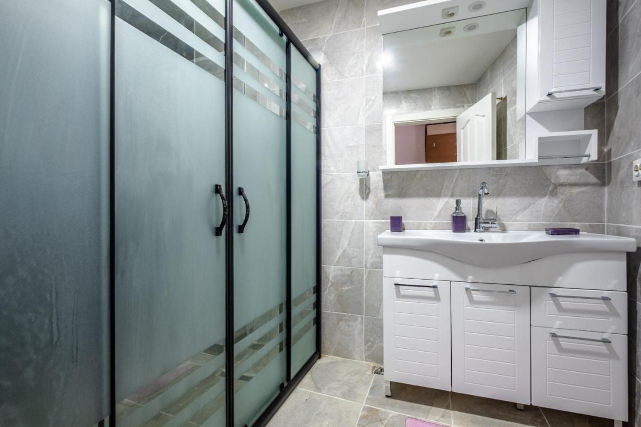 Sleek Flat 50 M To Bull Statue In Kadikoy Apartment Istanbul Luaran gambar